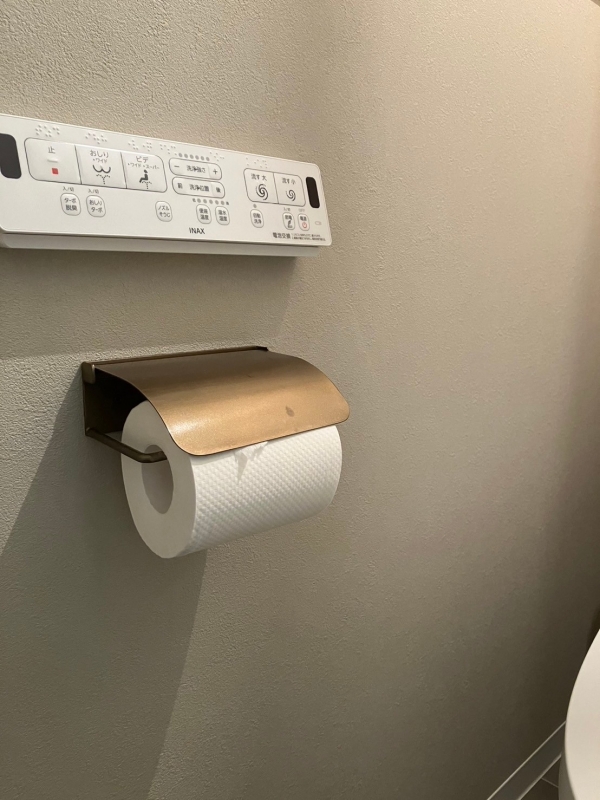 トイレットペーパーホルダーも照明のフレームと色を合わせて。
(お施主様支給)