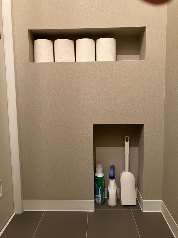 トイレ空間内にトイレットペーパーや掃除道具を入れるためのニッチ。