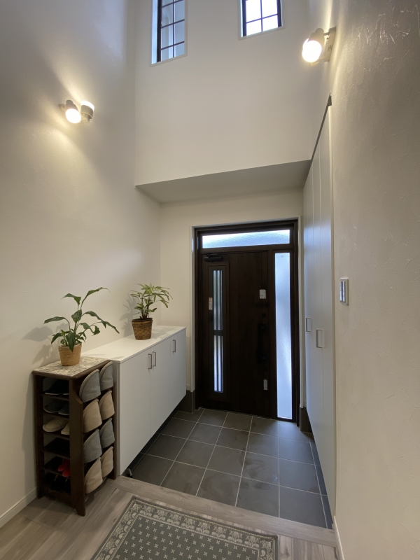 玄関上の吹抜け
上下照射のスポット照明で空間を演出。