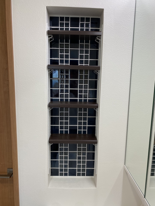 切断・張付けが容易で目地詰めも必要ない、新感覚のLIXILモザイクシート。
簡単な施工でモザイクタイルのアクセント張りが気軽に楽しめます。